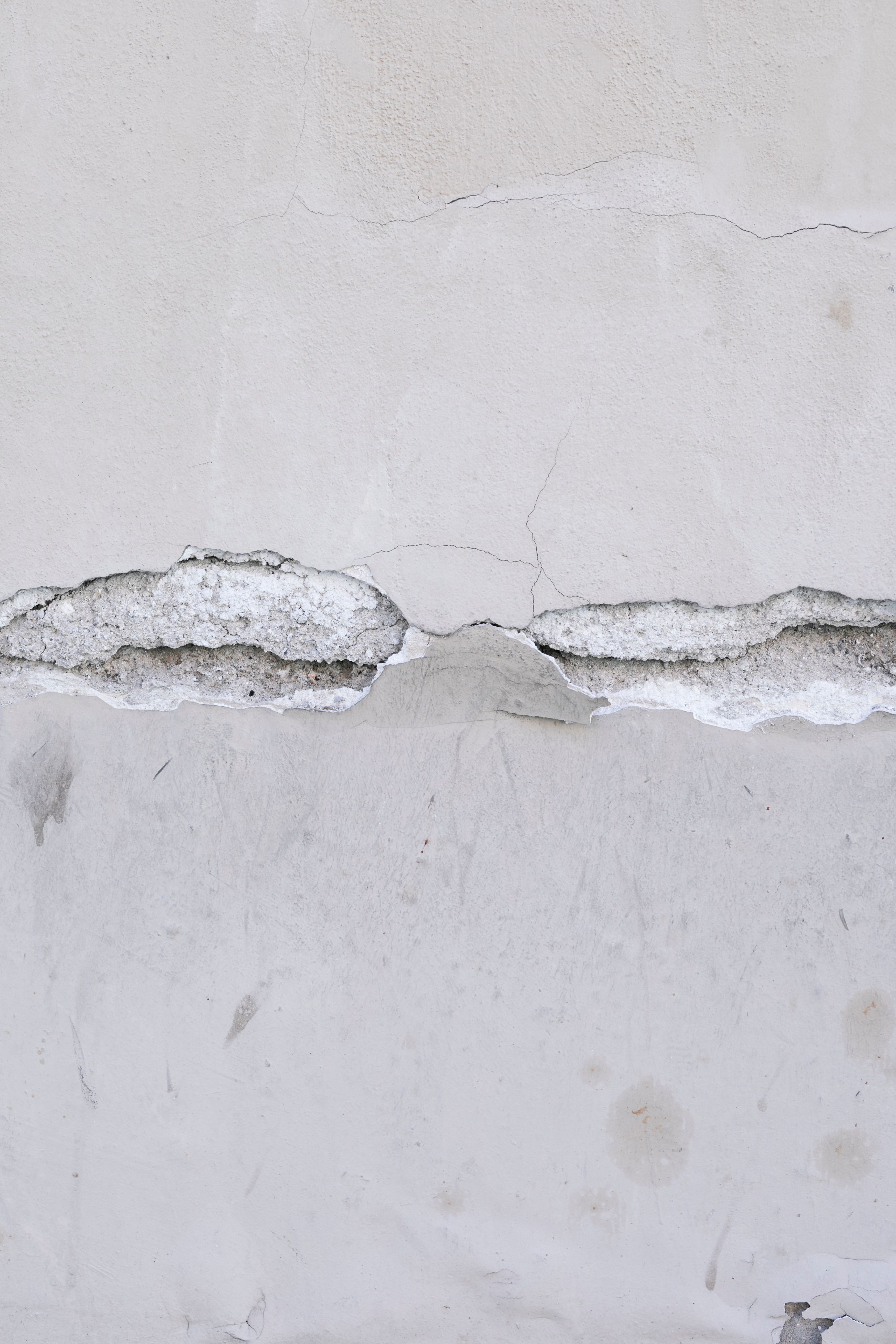 Nahaufnahme eines Risses im Beton als Symbolbild für Beton- und Balkonsanierung im Nürnberger Land